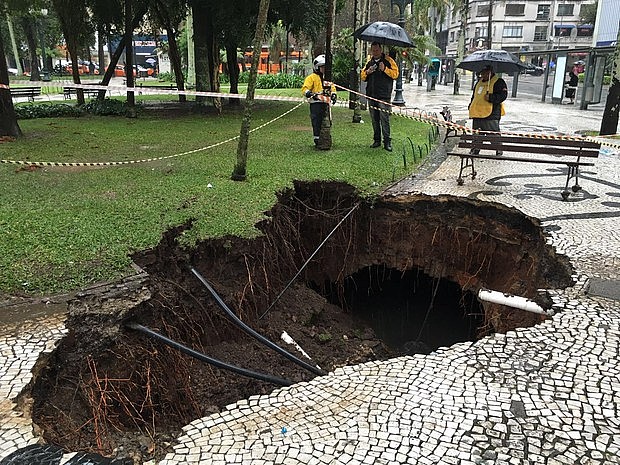 O reparo da cratera só pode realizado após o término da chuva. Foto: Rodrigo Zanlorenzi.